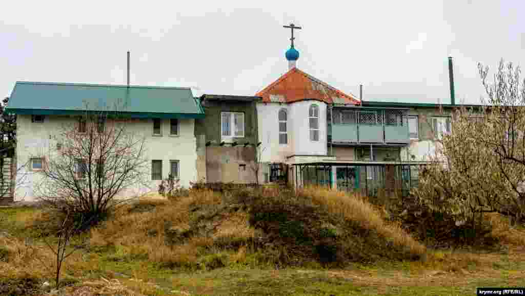 Храм святителя Иоанна Златоуста находится недалеко от башни, практически в пределах садоводческого кооператива «Полет»