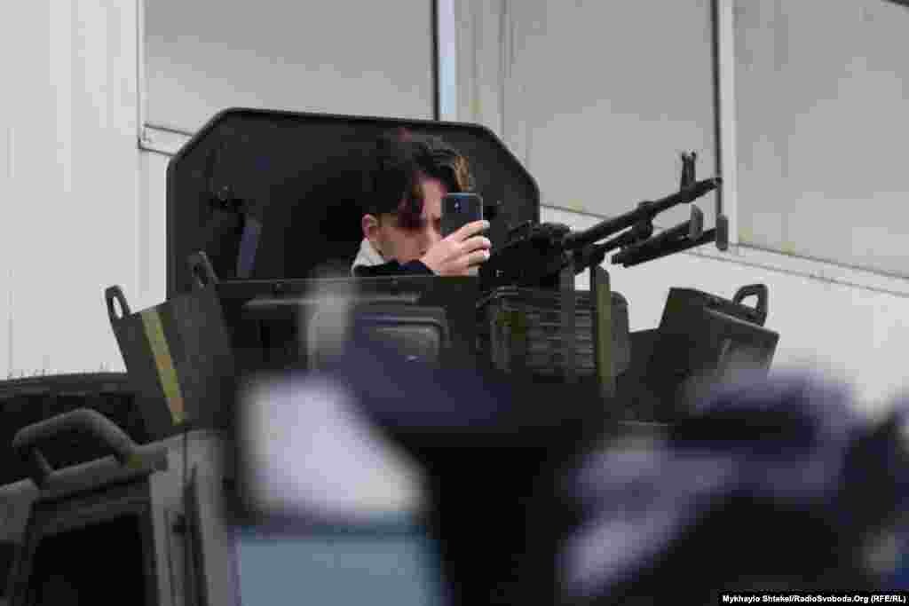 На деякі такі броньовані автомобілі встановлюють бойовий модуль «Сармат», а на деякі – кулемети Калашникова