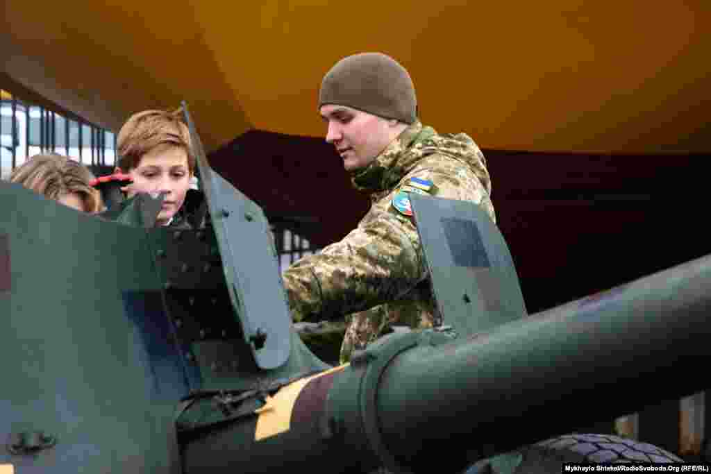 Артилеристи демонстрували усім охочим прицільні прилади та механізми для наведення гармат. На фото: протитанкова 100-мм гармата МТ-12 «Рапіра»