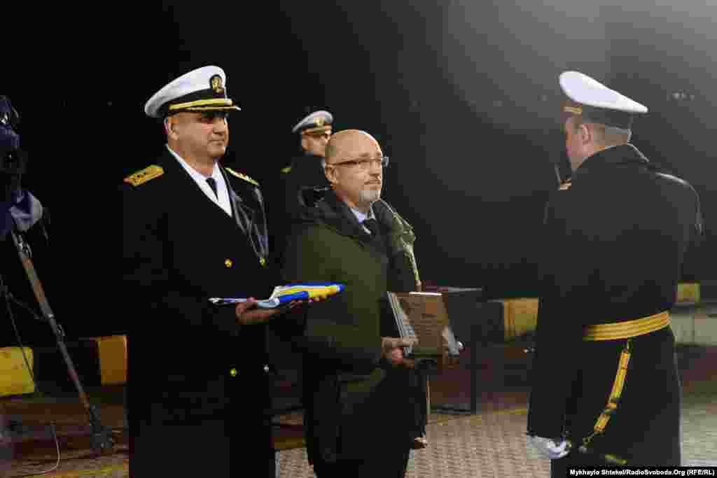 Міністр оборони України Олексій Резніков та командувач ВМС України Олексій Неїжпапа вручають командиру «Сум» бойовий прапор катеру. До складу ВМС України «Айленд» був введений ще 29 листопада 2021 року