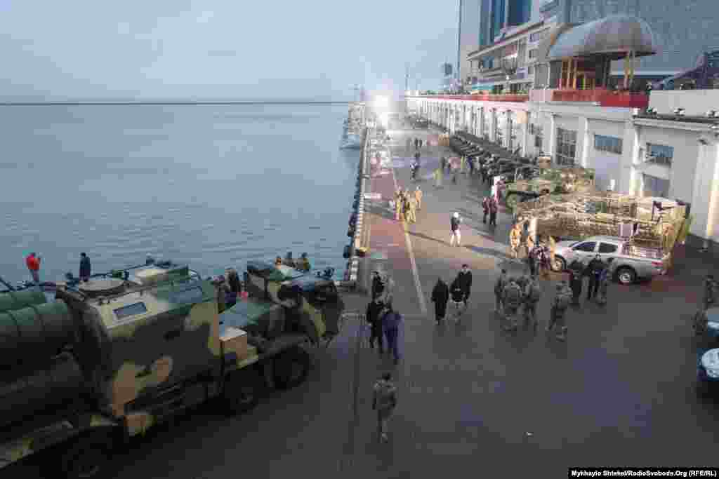 На одеському морському вокзалі провели виставку військової техніки Військово-морських сил України та Сил спеціальних операцій. Техніку почали привозити за добу до свята – біля причалів поставили катери, а навпроти них – різну наземну техніку