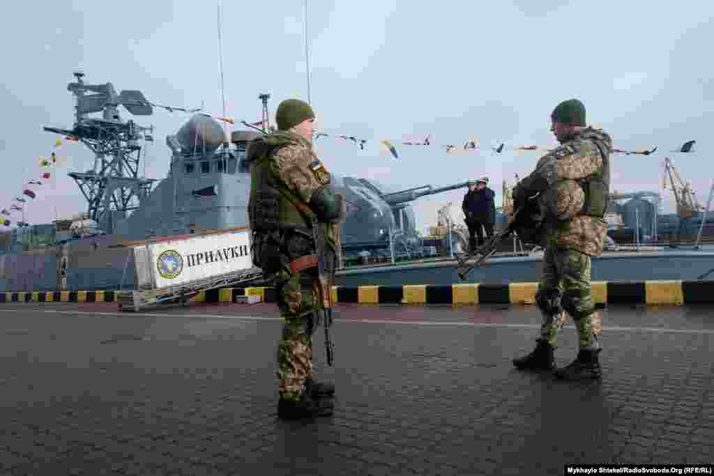 Біля нових катерів на причалі поставили ракетний катер «Прилуки». Нещодавно він пройшов ремонт на Миколаївському суднобудівному заводі