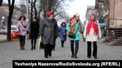 Учасниці акції до Дня української хустки на центральному проспекті Запоріжжя