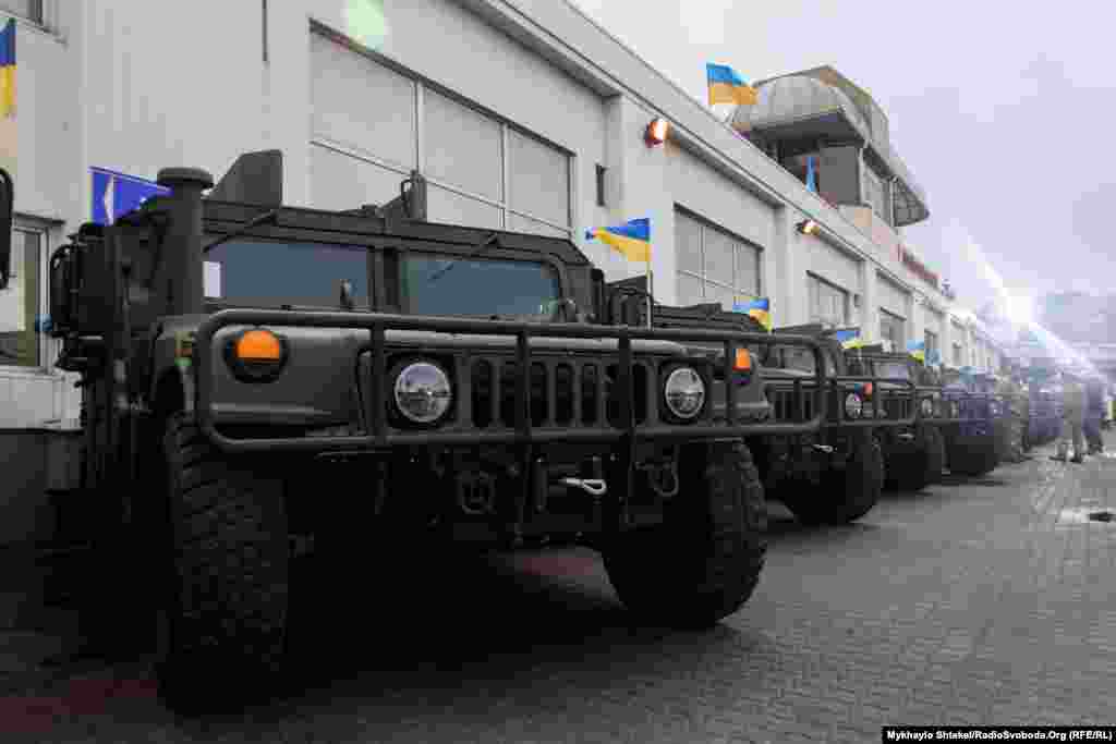 На виставку пригнали також п’ятнадцять машин «Гамві» – їх отримали військовослужбовці 73-го морського центру спеціальних операцій. Вони ж приїхали в Одесу показувати свої машини – гнали їх з Житомира