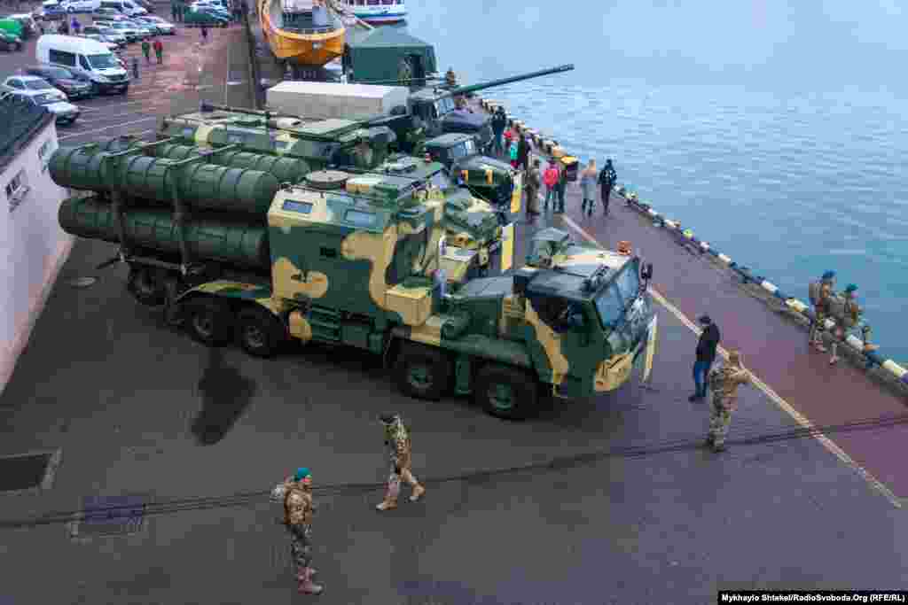 Наприкінці 2020 року у ВМС України створили ракетний дивізіон, що озброївся ракетним комплексом РК-360МЦ «Нептун». Це – комплекс крилатих протикорабельних ракет наземного базування, розроблений державним київським конструкторським бюро «Луч». Один із таких комплексів також був представлений на виставці