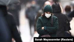 Жінка на вулиці Парижа, грудень 2021 року