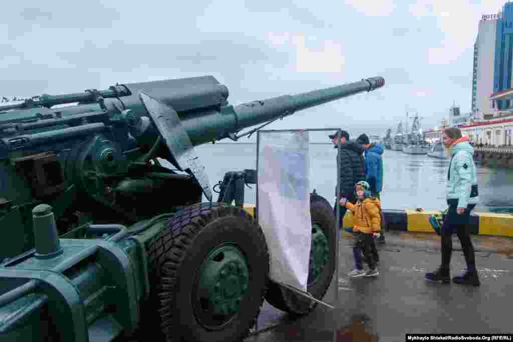 Відкривала виставку 152-мм гармата 2А36 «Гіацинт-Б» артилерійського підрозділу Військово-морських сил України