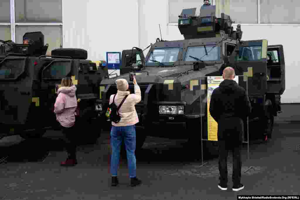 На виставці представили нові українські розробки – броньовані автомобілі «Козак-2М1» і KRAZ Spartan. Вони активно використовуються і Збройними силами, і Національною гвардією, і прикордонниками