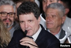 Никушор Дан обращается с речью к народу на улице в Бухаресте. Вечер 18 мая 2025 года