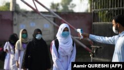 اسلام اباد کې د زده کوونکو او کارمندانو کالج ته تر ورتلو مخکې تبه کتل کېږي. ۲۰۲۰، ۱۵ سېپټېمبر