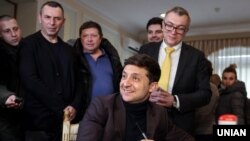 Володимир Зеленський (попереду) під час подачі документів до Центральної виборчої комісії для реєстрації його як кандидата у Президенти, у Києві, 25 січня 2019 року