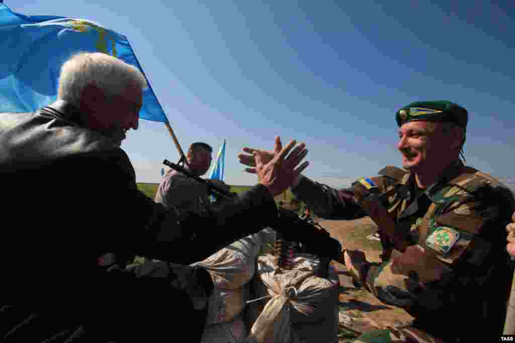 После прорыва «живого щита» российских силовиков, участники акции побежали к украинскому пункту пропуска. Там, вспоминает крымчанин Тимур Киримоглу, их встречали со слезами на глазах.  «Некоторые украинские пограничники почти плакали, увидев, как мы идем им навстречу с украинскими и крымскотатарскими флагами. Они не скрывали радости, особенно на фоне российской пропаганды, уверявшей, что практически все население Крыма настроено исключительно пророссийски. Все то время, что мы находились у границы, они морально поддерживали нас», – вспоминает участник событий