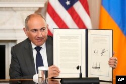 Прем’єр-міністр Вірменії Нікол Пашинян з підписаною мирною угодою, яка поставила крапку у війні за Нагірний Карабах. Вашингтон, 8 серпня 2025 року
