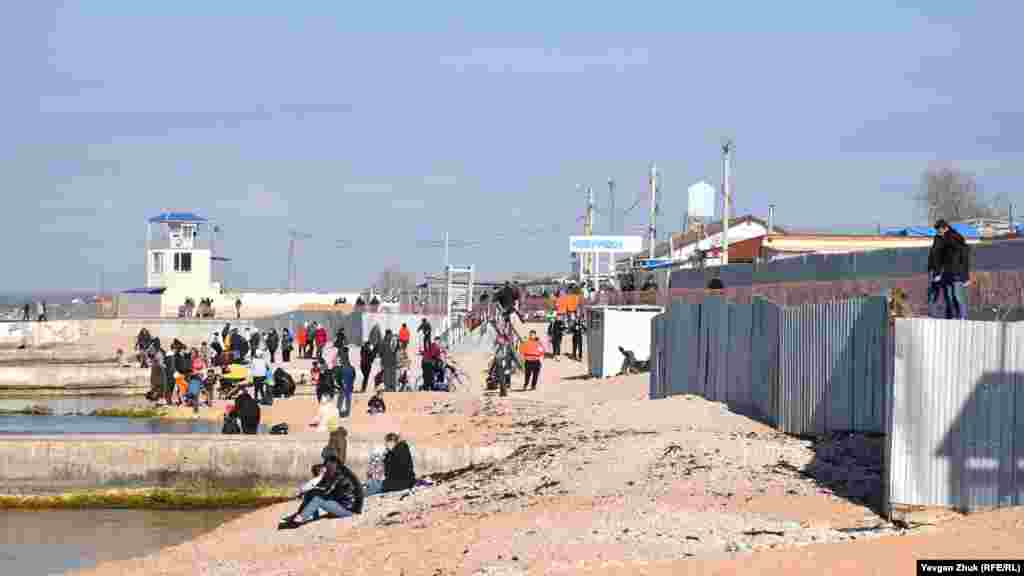 На пляже Парка Победы многолюдно 