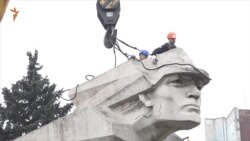 У Запоріжжі «декомунізували» останній великий пам'ятник (відео) У Запоріжжі «декомунізували» останній великий пам'ятник (відео)