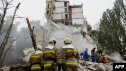 Пошуково-рятувальні роботи у Святошинському районі, де прямим влучанням російської ракети знищений підʼїзд девʼятиповерхівки, 31 липня 2025 року