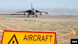 Британский истребитель Tornado возвращается на авиабазу "Акротири" на Кипре после проведения первой операции, 3 декабря 2015 года