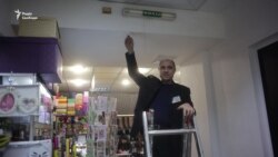 Охоронець Юра вмикає лампу Охоронець Юра вмикає лампу