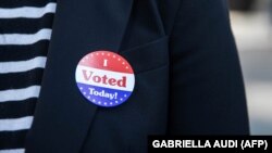 Громадянка США зі значком «Я проголосувала сьогодні», жовтень 2020 року