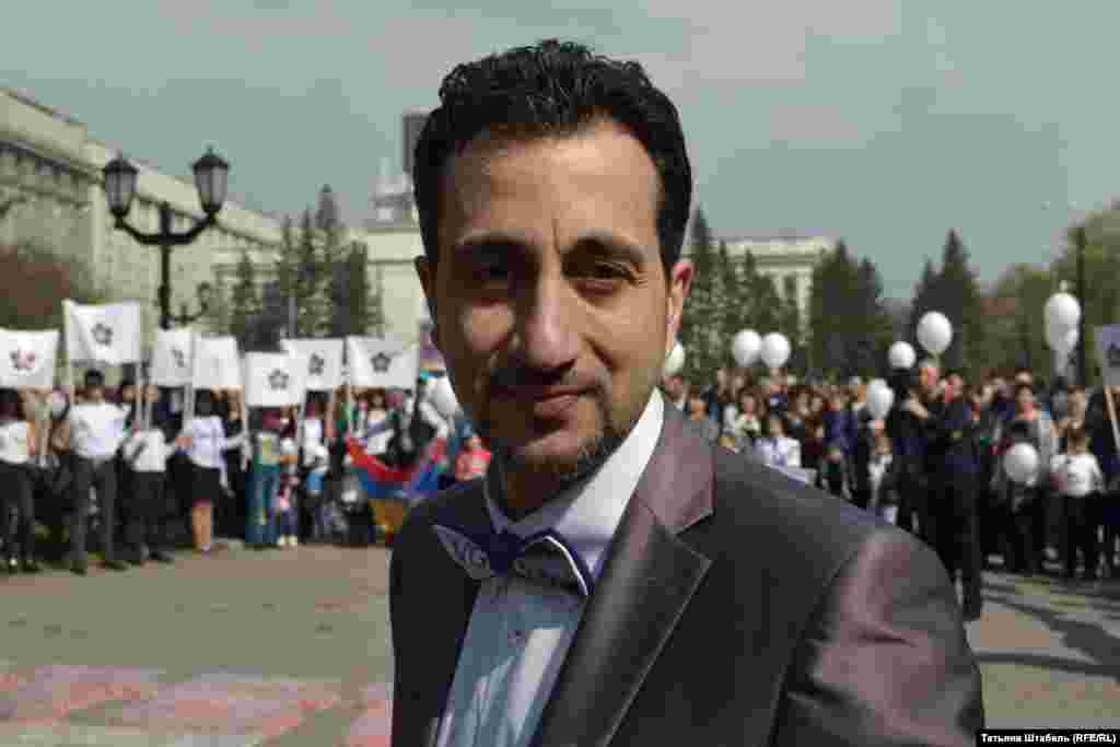 Карен Мовсесян, солист Новосибирского театра оперы и балета, оказывается очень эмоционален: "Это не день плача и не день траура, а день призыва к ответственности тех, кто виновен в этой трагедии. Нынешнее правительство Турции должно ответить за прошлые бесчинства".