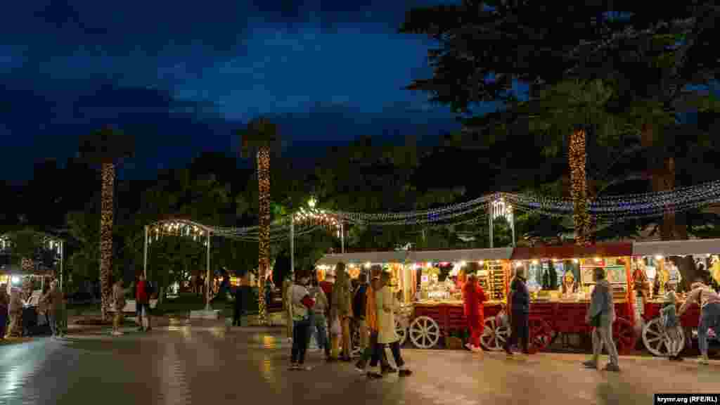 Торговые ряды работают допоздна 