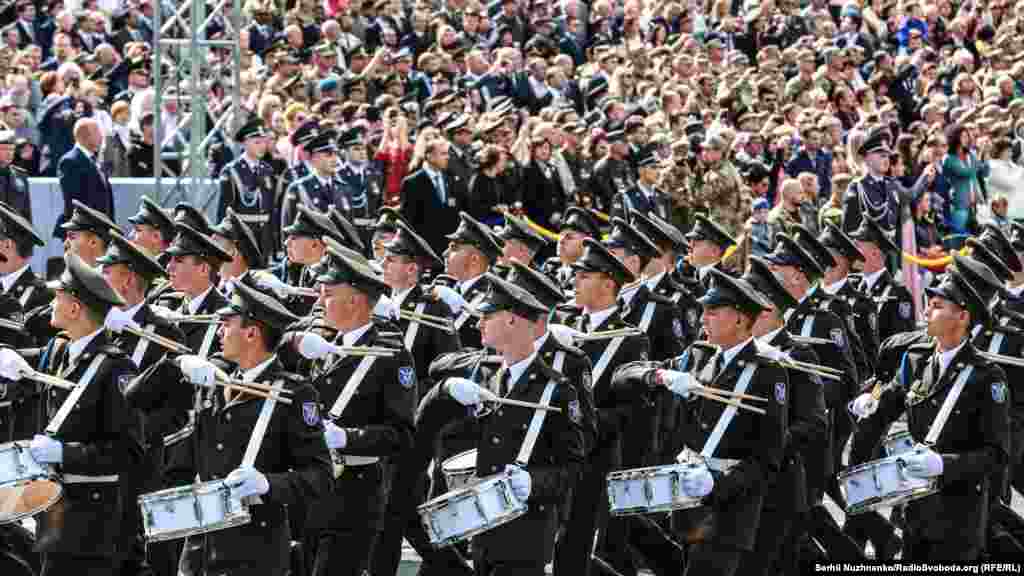 Курсанти ліцею імені Івана Богуна марширують під час урочистого параду