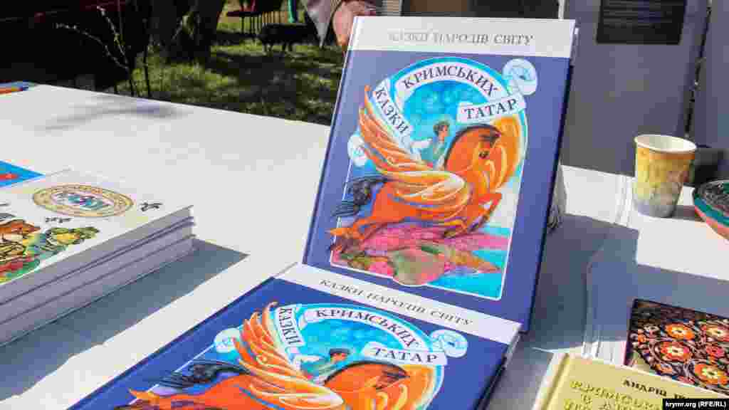 На территории детского парка, где происходили празднества, презентовали книгу «Сказки крымских татар» на украинском языке от национального издательства детской литературы «Веселка». Презентовать гостям книгу прибыл директор издательства Алексей Бондаренко