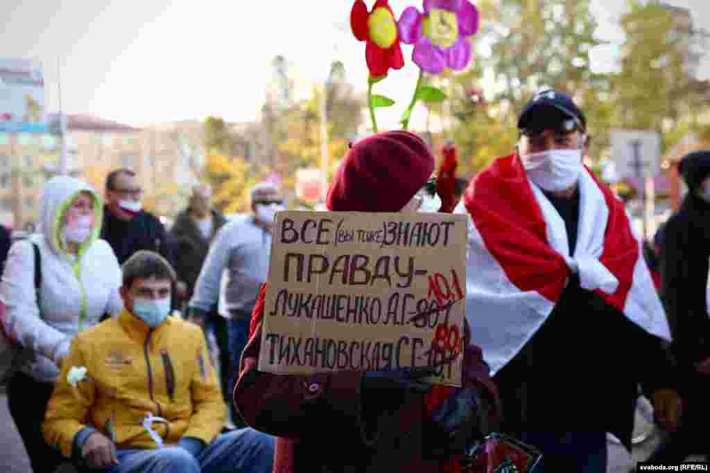 Люди з інвалідністю під час акції опозиції в Мінську 22 жовтня. На плакаті написано: «Всі (ви теж) знають правду»