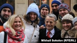 Мустафа Джемилев со студентами Вроцлавского университета (Польша)