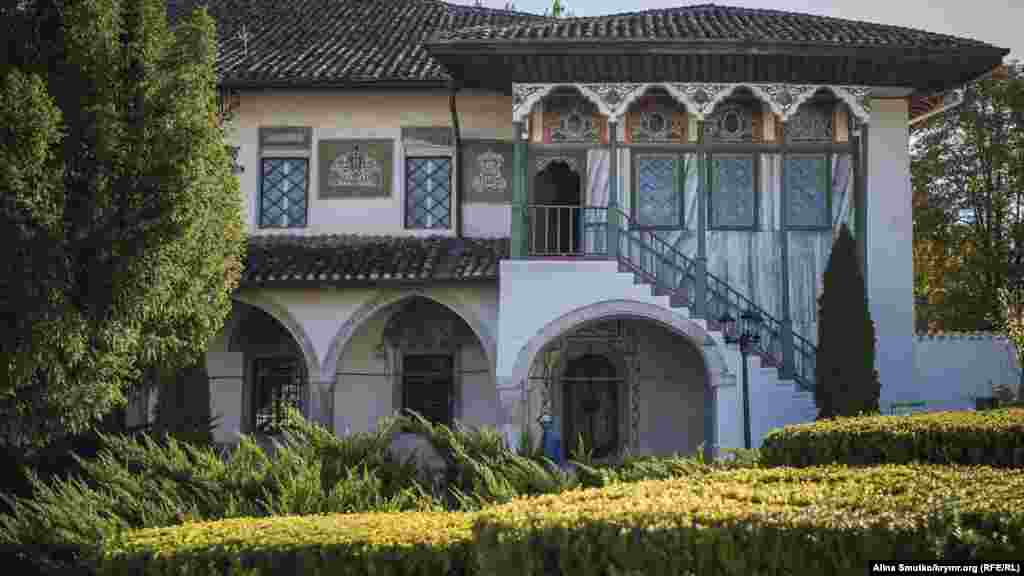 Возле Большой Ханской мечети