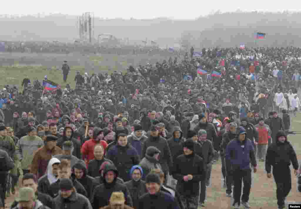 Так званий «мобілізаційний збір резервістів» на тимчасово окупованій частині Донбасу поблизу міста Чистякова. За інформацією онлайн-видань, що підпорядковані угрупованню «ДНР», загальна кількість «резервістів» склала понад 27 тисяч осіб. Чистяково, Донецька область, 6 квітня 2017 року