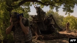 Українські військовослужбовці 43-ї артилерійської бригади ведуть вогонь із самохідної артилерійської установки 2С7 «Піон» по російських позиціях у невстановленому районі Покровського району на сході Донецької області, Україна, 8 серпня 2024 року