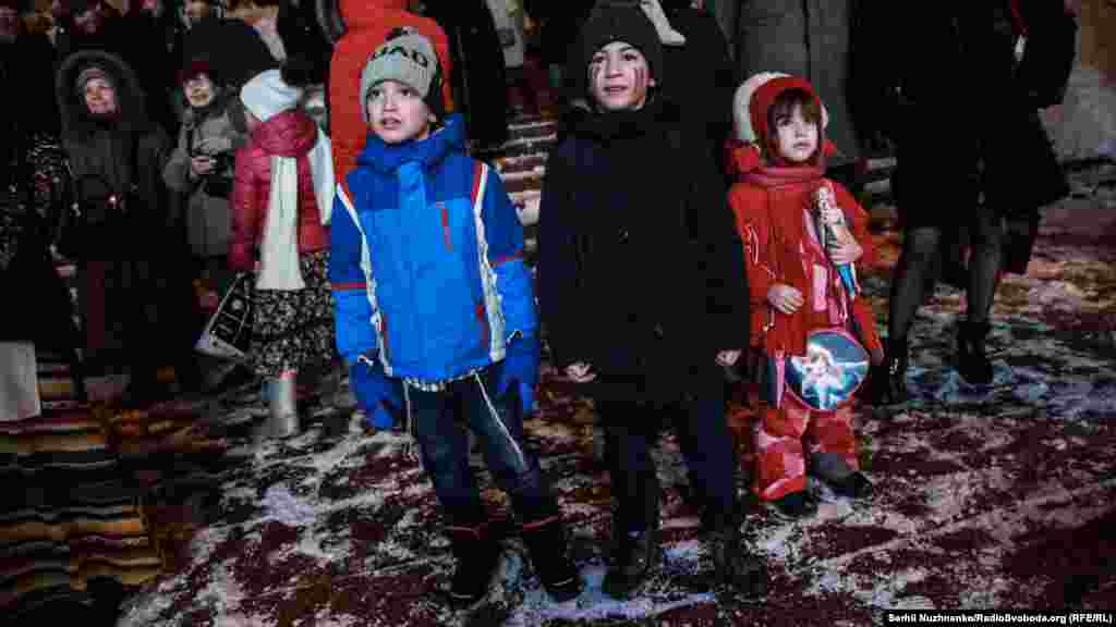 Дітям у ці дні дарують кишенькові гроші «Хануке-ґелт» та іграшки, пригощають їх солодощами