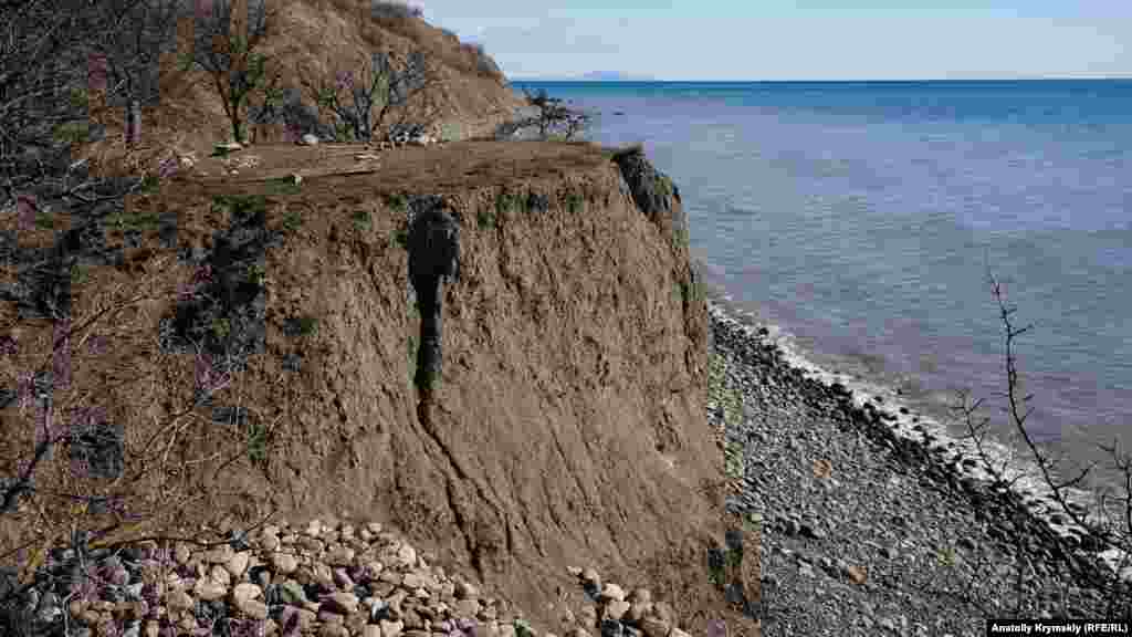 Земляной утес над «диким» пляжем