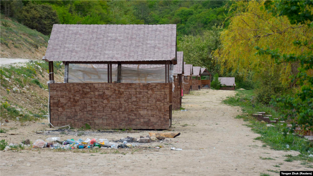 В 2020 году на берегу Терновского пруда некие бизнесмены построили деревянные беседки и установили шлагбаум, чтобы организовать элитную рыбалку. После протестов местных жителей и вмешательства российской прокуратуры бизнес был свернут 