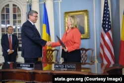 13 septembrie 2011 - Şefii diplomaţiilor română şi americană au semnat Acordul între România şi Statele Unite ale Americii privind amplasarea sistemului de apărare împotriva rachetelor balistice al Statelor Unite în România.
