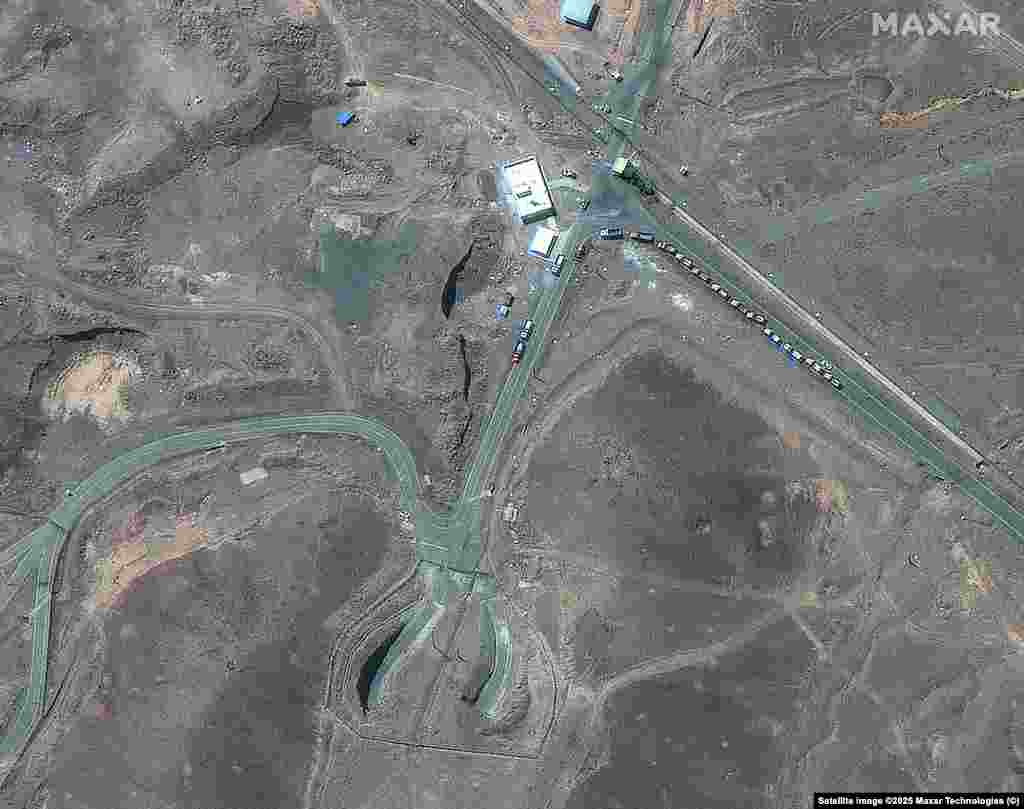 Грузовые автомобили у въезда на завод в Фордо 19 июня, перед атакой