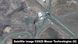 Черга з вантажівок на ядерному об'єкті Фордо незадовго до американського удару, 19 червня 2025 року, фото з космосу надане компанією Maxar Technologies
