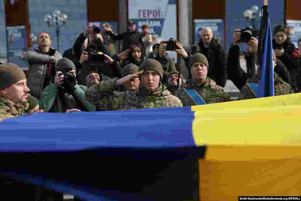 «В усіх наших революціях брав участь...Цю спрагу до волі і усвідомлення, що за волю треба боротися, він це все усвідомив дуже рано і проніс через весь свій військовий шлях», – додав Дмитро Лазуткін