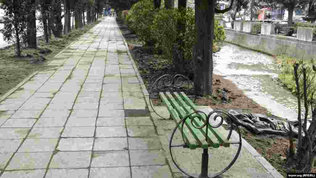 «Крымским бульваром» неожиданности для горожан не закончились. В списке они нашли и «Московский бульвар». По мнению властей города, им является узкая пешеходная аллея, проходящая вдоль речки Дерекойка от Центрального рынка до пересечения с улицей Карла Маркса. Здесь необходима замена плитки, чтобы прогулки стали более комфортными
