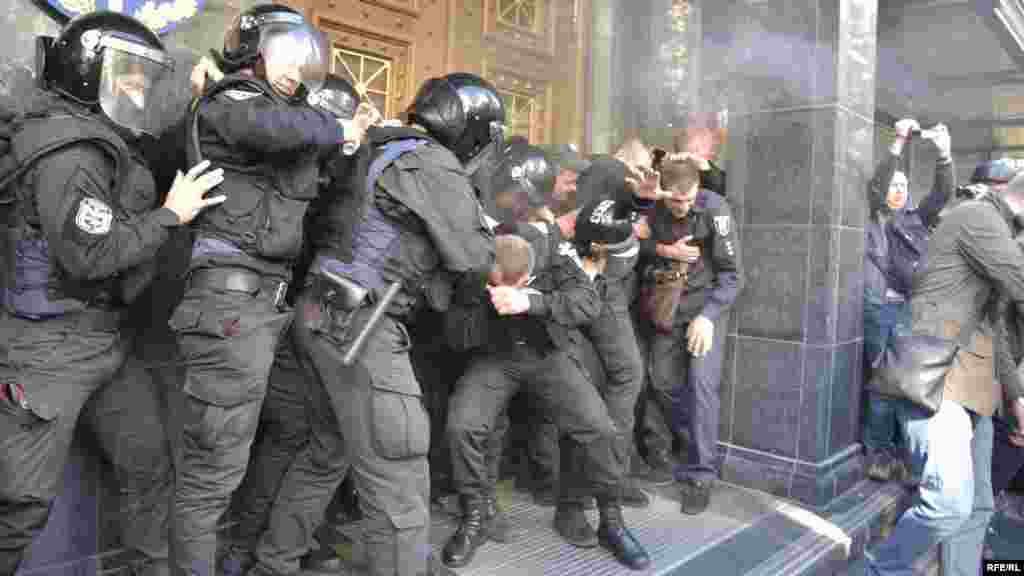 Тим часом кореспондент Радіо Свобода повідомляє, що внаслідок сутичок постраждало понад два десятка учасників по обидва боки зіткнення. В поліції стверджують про сімох потерпілих зі свого боку 