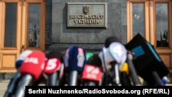 Однією з підстав розслідування ТСК було й те, що народні депутати від «ОПЗЖ» Тарас Козак (власник каналів Zik, NewsOne та «112 Україна»), Віктор Медведчук та їхні колеги неодноразово відвідували Росію та зустрічалися з її президентом Володимиром Путіним