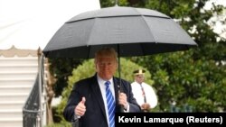 Президент США Дональд Трамп перед отлетом из Белого дома