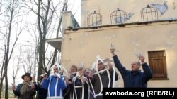 Акция в Минске в защиту свободы слова на фоне граффити, которое символизирует свободные медиа (граффити вскоре было уничтожено)