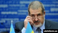 «Путін, немає слів, вбивця і бандит! А ким тоді є ті, хто підтримує Путіна в його бандитському вторгненні до Криму і окупації півострова?» – написав Чубаров у фейсбуці