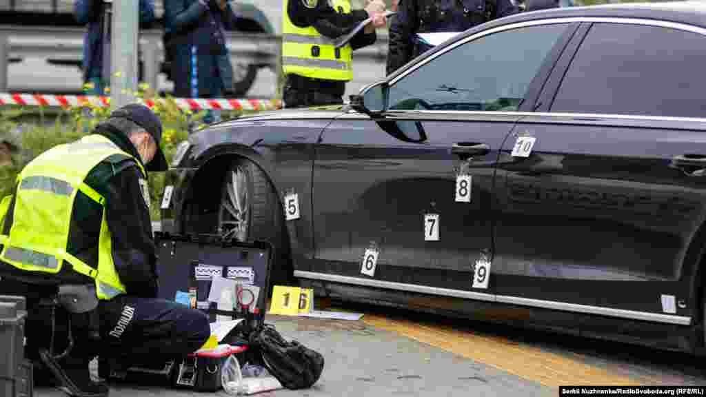 Слідчо-оперативна група поліції проводить слідчі дії біля автомобіля Сергія Шефіра на парковці біля супермаркету в селі Лісники