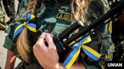 Ілюстраційне фото. Дівчина-курсант Полтавського національного технічного університету імені Юрія Кондратюка під час складання військової присяги. Полтава, 30 липня 2016 року