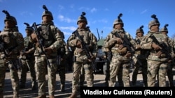 Молдовські солдати біля військових машин, отриманих Сполученими Штатами, на церемонії в Кишиневі