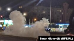 Солзавец за време на антивладините демонстрации во Белград