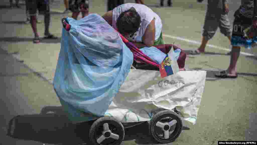 Женщина пришла на концерт с внучкой 